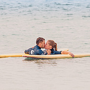 Passer du temps en couple pendant que l'enfant est pris en charge à la plage