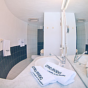 Salle de bain avec douche et WC dans le studio de La Pared