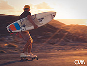 En skateboard au spot de surf La Pared