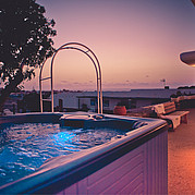 Vue du coucher de soleil sur la mer dans le jacuzzi