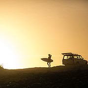 Surfer au lever du soleil Surfer au lever du soleil