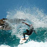 Power Snap – virage dynamique sur la vague Tu engages une rotation puissante avec un snap énergique – une sensation incroyable sur la vague.