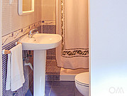 Chaque chambre a une douche et des toilettes