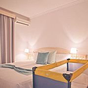 Chambre à coucher avec lit bébé