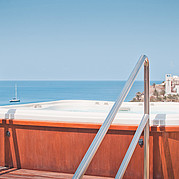 Surfcamp familiaux, terrasse sur le toit avec vue sur la mer et jacuzzi