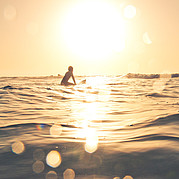 petit surfeur attend la prochaine vague