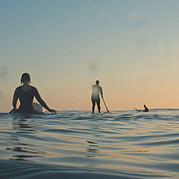 pagayer avec le SUP dans le line up