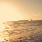 Session du soir dans de petites vagues de vent propre