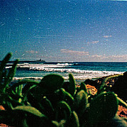 Baie vide avec vagues