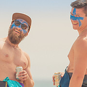 Visages heureux après les premières vagues de mousse Dans notre cours de surf pour débutants à Fuerteventura tu rencontres de nouvelles personnes – surfer ses premières vagues ensemble rend l’apprentissage encore plus amusant.