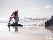 Pose de yoga sur la plage de La Pared, Fuerteventura