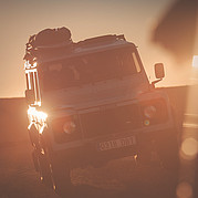 Vers la plage de surf avec le Defender Grâce à notre Land Rover Defender, nous pouvons rejoindre des surf spots plus isolés à Fuerteventura – parfait pour trouver les meilleures vagues pendant ton cours de surf débutant.