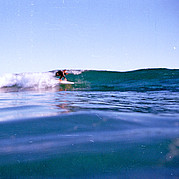 Surfer avec un longboard