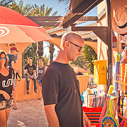 Le petit supermarché de La Pared est également ouvert le dimanche.