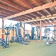 Appareils de fitness sur la terrasse du toit des surfcamps f familiaux