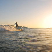 surfer des petites vagues propres en SUP sur la plage de notre maison
