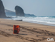 tonneau en plastique rouge sur la plage de Roque del Morro 