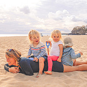Famille avec enfants sur la plage de Morro Jable