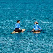 Attente de la vague parfaite dans le line-up Tu attends patiemment dans le line-up, plein(e) d’impatience pour la bonne vague.