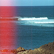 Surfer dans des vagues propres