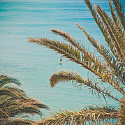 Stand Up Paddeling dans une eau bleue et chaude