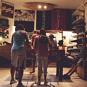 tournoi de baby-foot en soirée dans notre bureau de l'école de surf