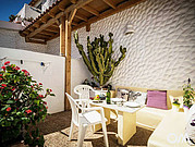 Un balcon confortable pour se détendre après avoir surfé