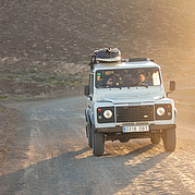 En route vers le cours de surf en Landrover Defender Trajet vers le cours de surf à travers les pistes sablonneuses du sud de Fuerteventura en Landrover Defender.