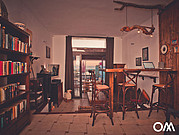 Salon avec vue sur la mer, comptoir, canapé 