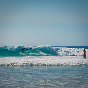 Entraînement au backside cutback avec coaching radio Pendant que tu surfes, tu reçois des conseils en direct via casque radio – parfait pour réussir ton backside cutback.