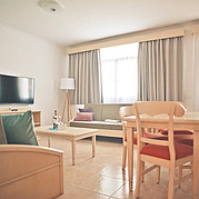 Surfcamp pour familles, salon de l'appartement Villa Mar