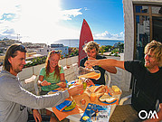 Petit-déjeuner avec vue sur la mer sur le balcon de notre camp de surf Casa Alberto