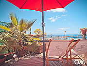 Chaises longues sur la terrasse