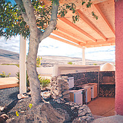 Cuisine extérieure dans la Surf Villa avec four à pizza en pierre