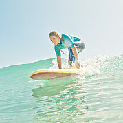 Apprendre à surfer les vagues vertes avec OTRO MODO à Fuerteventura Pas à pas, tu apprends à surfer une vague verte non déferlée pendant ton cours de surf.
