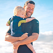 Maman fait du surf, papa garde l'enfant