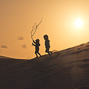 Enfants sur les dunes de sable de Fuerteventura