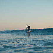 pagayer une vague verte propre sur la planche de SUP