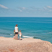 Famille avec de jeunes enfants sur la plage de surf