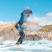 Premier take-off dans le cours de surf pour enfants Ton enfant se lève sur la planche pour la première fois – un moment de fierté inoubliable.