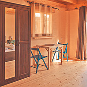 Chambre à coucher dans le bungalow avec table et chaises