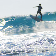Approche de la lèvre – juste avant la manœuvre Tu t’approches de la lèvre de la vague – concentré(e) et prêt(e) pour ta prochaine manœuvre.
