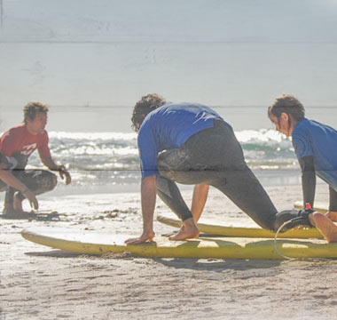 Cours de surf pour débutants sur la plage de Fuerteventura